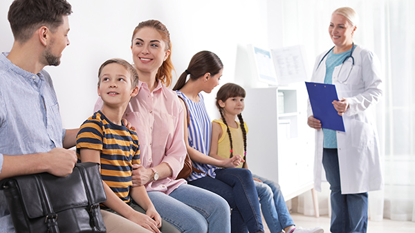 Espera para cita con el pediatra en el centro de salud